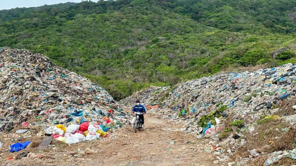 Rác chất thành núi tại khu vực Bãi Nhát - Côn Đảo. Ảnh: QUANG VŨ