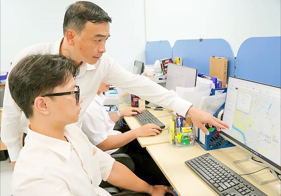 Đại diện Trung tâm Chuyển đổi số TPHCM, kiểm tra dữ liệu trường học trên ứng dụng công nghệ Bản đồ số. Ảnh: QUANG HUY