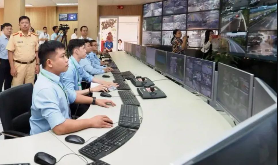 Hoạt động tại Trung tâm Quản lý điều hành giao thông đô thị TPHCM. Ảnh: HOÀNG HÙNG