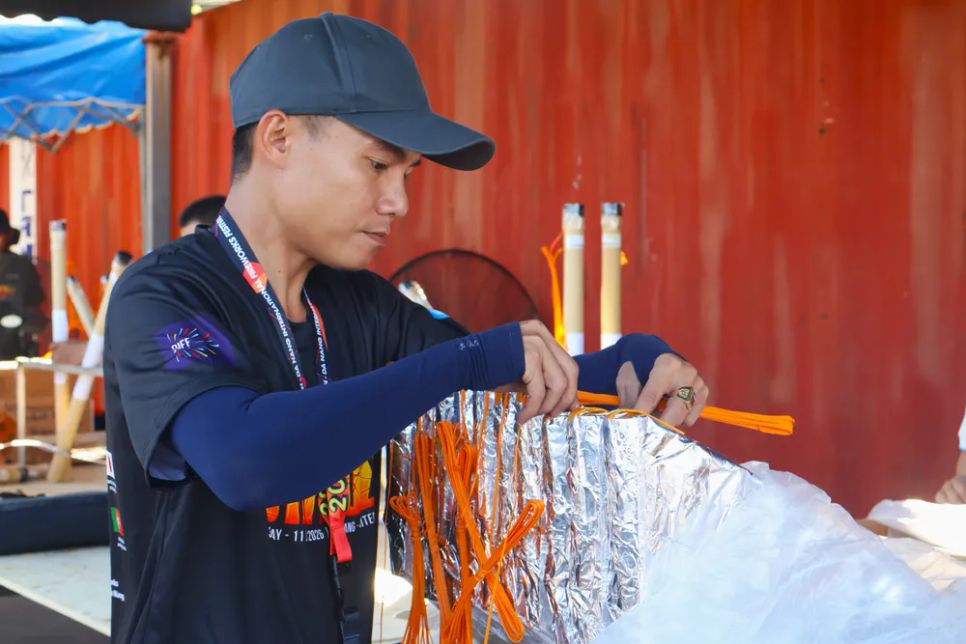 Các công đoạn lắp đặt pháo đang được khẩn trương thực hiện Các công đoạn lắp đặt pháo đang được khẩn trương thực hiện