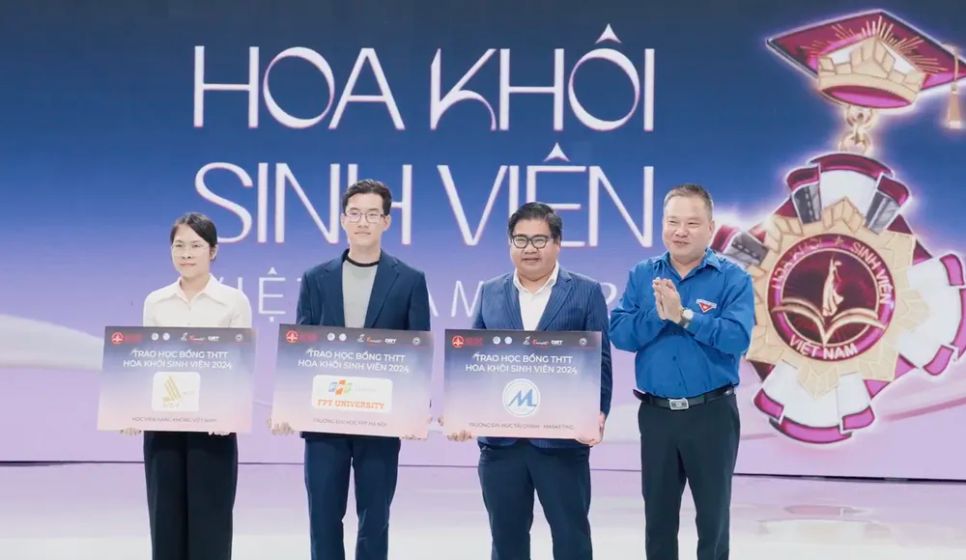 Ban tổ chức trao học bổng cho các trường