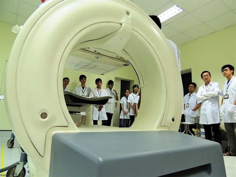 Sinh viên Khoa Vật lý - Kỹ thuật Trường ĐH Khoa học Tự nhiên (ĐH Quốc Gia TPHCM) trong giờ học thực hành. ẢNH: THANH HÙNG