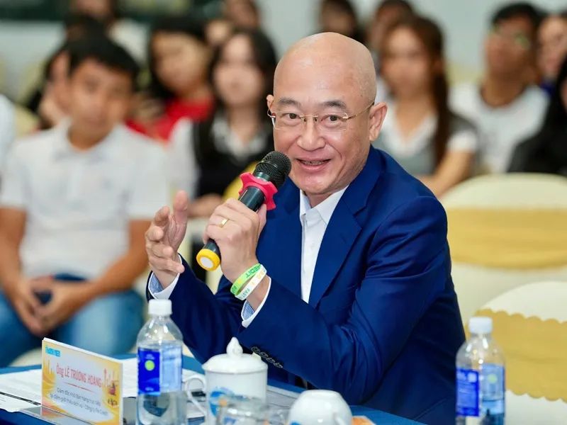 Đại diện FE CREDIT chia sẻ tại Hội thảo Đại diện FE CREDIT chia sẻ tại Hội thảo