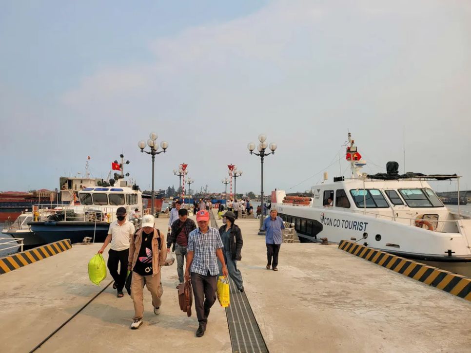 Du khách từ đất liền ra thăm đảo Cồn Cỏ bằng tàu cao tốc. Ảnh: TRẦN TUYỀN Du khách từ đất liền ra thăm đảo Cồn Cỏ bằng tàu cao tốc. Ảnh: TRẦN TUYỀN