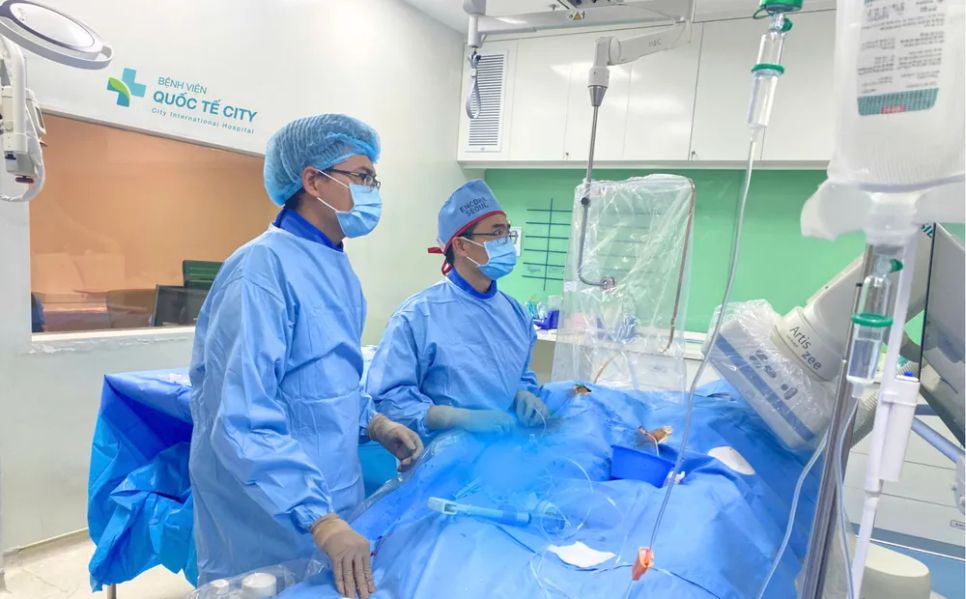 Các bác sĩ phẫu thuật cho người bệnh Các bác sĩ phẫu thuật cho người bệnh