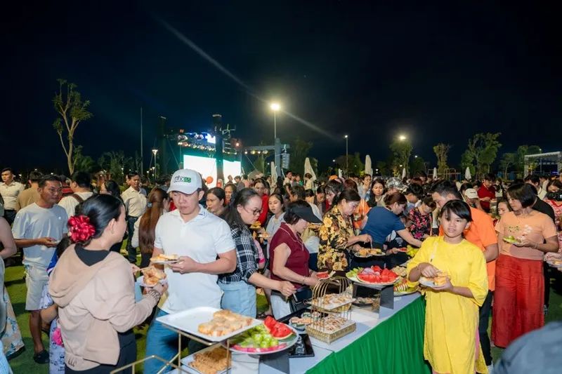 Lễ hội pháo hoa nghệ thuật ngày 25-4 thu hút đông đảo cư dân tương lai và du khách