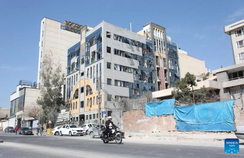 Cơ sở hạ tầng của thủ đô Tehran bị hư hại sau các cuộc không kích của Mỹ và Israel. Ảnh: XINHUA
