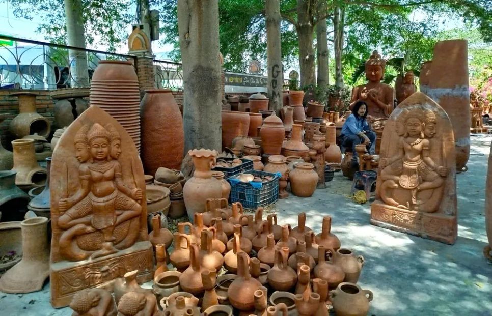 Các sản phẩm gốm Chăm mang tính độc bản. Ảnh: TIẾN THẮNG