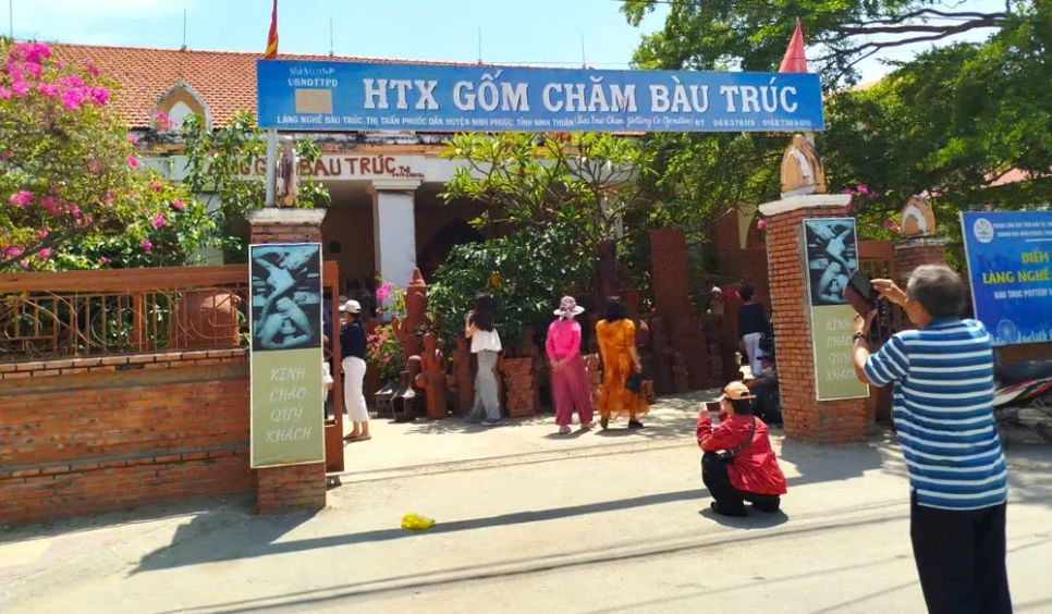 Đông đảo du khách đến tham quan, trải nghiệm làng gốm Chăm Bàu Trúc (tỉnh Khánh Hòa). Ảnh: TIẾN THẮNG