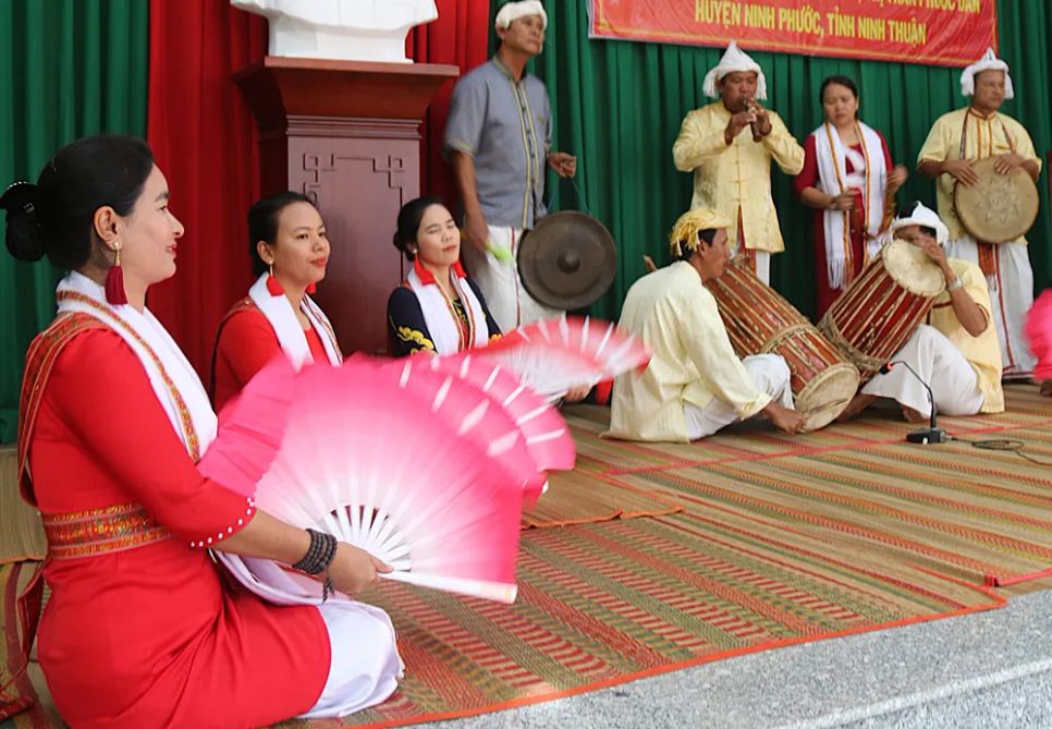 Du khách thưởng thức văn hóa Chăm. Ảnh: TIẾN THẮNG