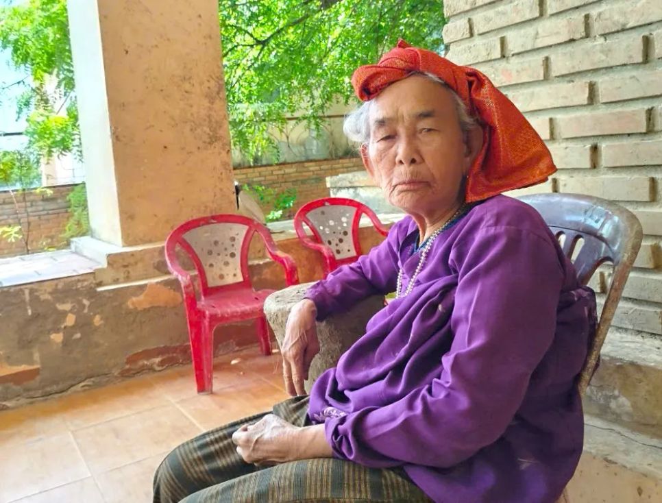 Nghệ nhân Trượng Thị Gạch (80 tuổi), người có hàng chục năm gắn bó với nghề gốm Chăm. Ảnh: TIẾN THẮNG
