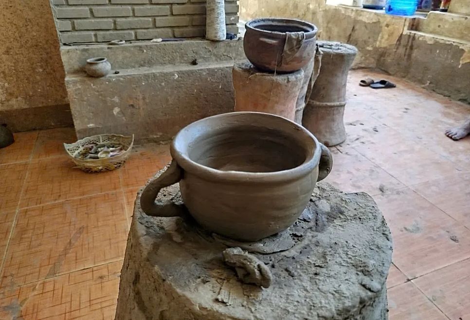 Tạo hình gốm Chăm. Ảnh: TIẾN THẮNG