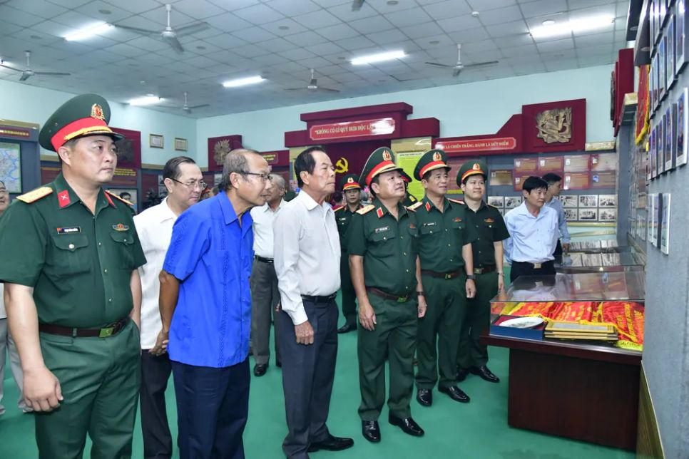 Các đại biểu tham quan phòng truyền thống của Trung đoàn Gia Định. Ảnh: HỮU TÂN