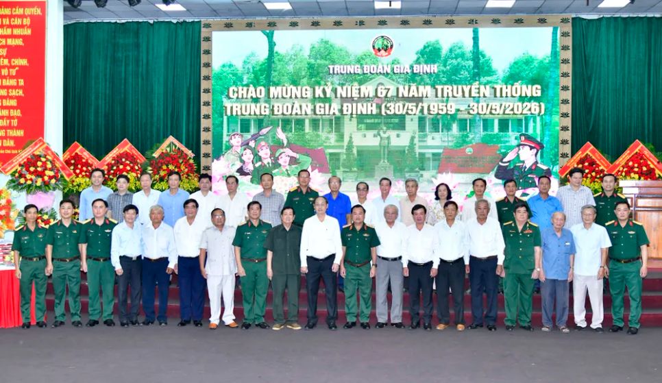Đại biểu chụp hình lưu niệm. Ảnh: HỮU TÂN