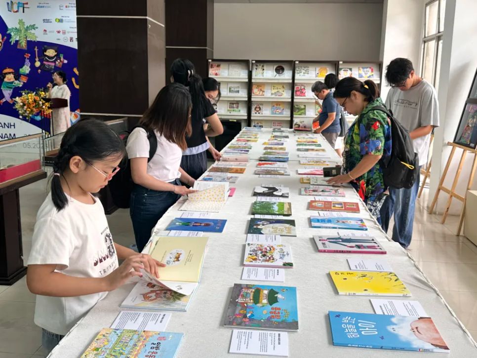 Khu vực sách tranh của Hàn Quốc nhận được sự quan tâm của bạn đọc. Ảnh: QUỲNH YÊN Khu vực sách tranh của Hàn Quốc nhận được sự quan tâm của bạn đọc. Ảnh: QUỲNH YÊN