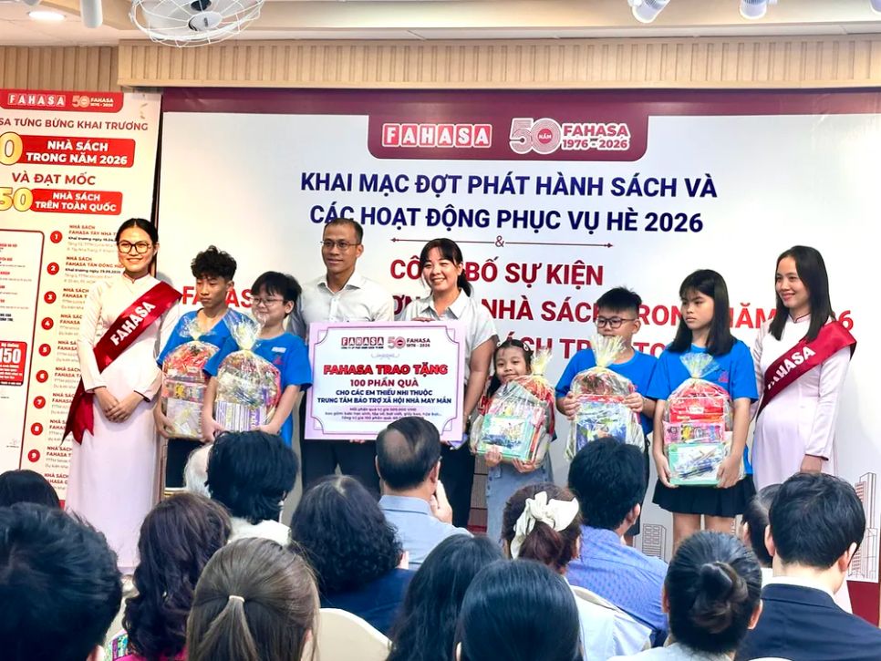 Ông Hồ Cao Trọng, Tổng Giám đốc Fahasa trao quà và bảng tượng trưng cho các em nhỏ và đại diện đến từ Trung tâm Bảo trợ xã hội Nhà May Mắn Ông Hồ Cao Trọng, Tổng Giám đốc Fahasa trao quà và bảng tượng trưng cho các em nhỏ và đại diện đến từ Trung tâm Bảo trợ xã hội Nhà May Mắn