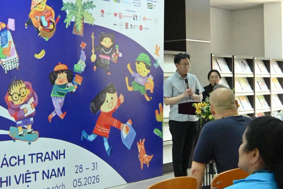 Ông Kim Gug Young, Chủ tịch Hiệp hội Nhà xuất bản Sách tranh Hàn Quốc, phát biểu. Ảnh: BTC Ông Kim Gug Young, Chủ tịch Hiệp hội Nhà xuất bản Sách tranh Hàn Quốc, phát biểu. Ảnh: BTC