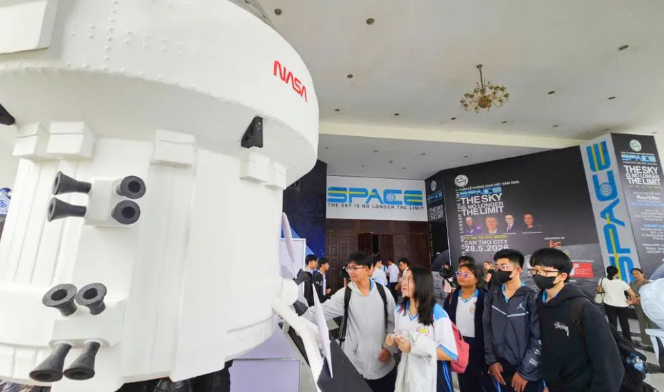 Các bạn trẻ khám phá khu vực trưng bày khoa học không gian Các bạn trẻ khám phá khu vực trưng bày khoa học không gian