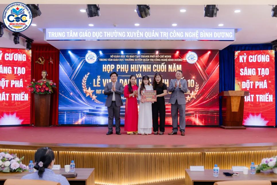 Đại diện nhà trường trao Bảng vinh danh học sinh khối 10 đạt thành tích xuất sắc và học sinh giỏi trong năm học 2025-2026