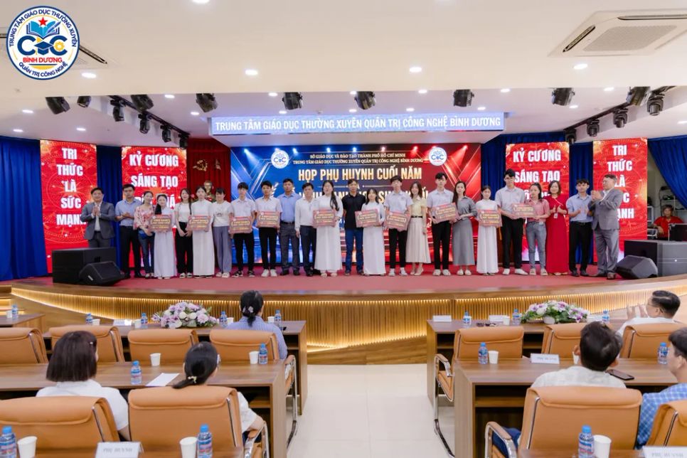 Nhà trường khen thưởng, động viên học sinh khối 10 có nhiều cố gắng và đạt thành tích nổi bật trong năm học 2025-2026