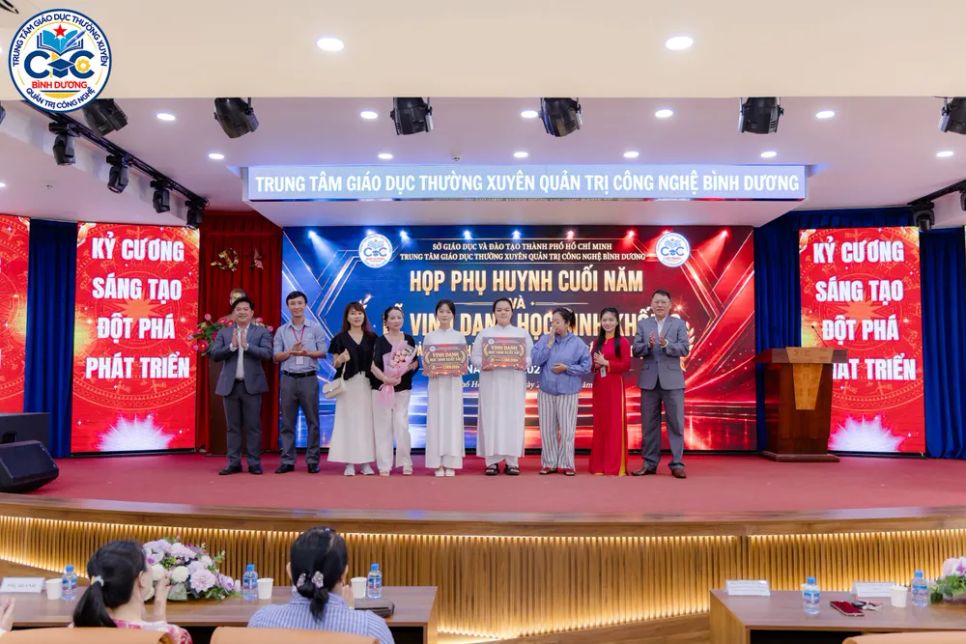 Những gương mặt học sinh tiêu biểu khối 10 được vinh danh sau một năm nỗ lực học tập và rèn luyện tại Trung tâm Giáo dục thường xuyên Quản trị Công nghệ Bình Dương