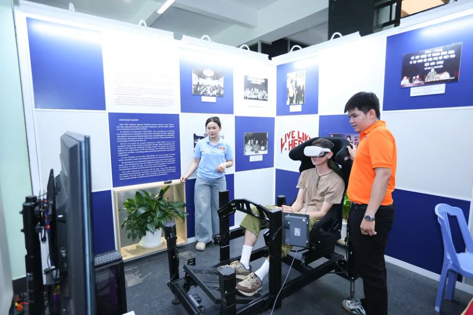 Khách tham quan và trải nghiệm công nghệ thực tế ảo tại Bảo tàng Chứng tích chiến tranh, tháng 4-2026 Khách tham quan và trải nghiệm công nghệ thực tế ảo tại Bảo tàng Chứng tích chiến tranh, tháng 4-2026