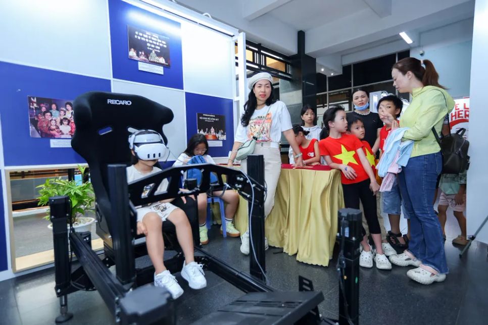 Khách tham quan và trải nghiệm công nghệ thực tế ảo tại Bảo tàng Chứng tích chiến tranh trong tháng 4-2026 Khách tham quan và trải nghiệm công nghệ thực tế ảo tại Bảo tàng Chứng tích chiến tranh trong tháng 4-2026