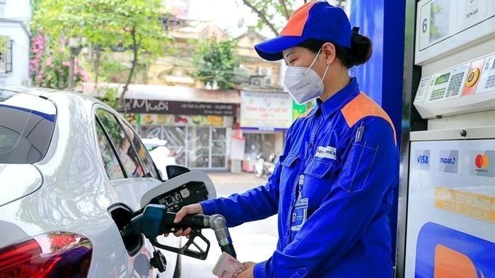 Giá xăng dầu giảm mạnh, RON95-III xuống còn 24.154 đồng/lít. Ảnh minh họa Giá xăng dầu giảm mạnh, RON95-III xuống còn 24.154 đồng/lít. Ảnh minh họa