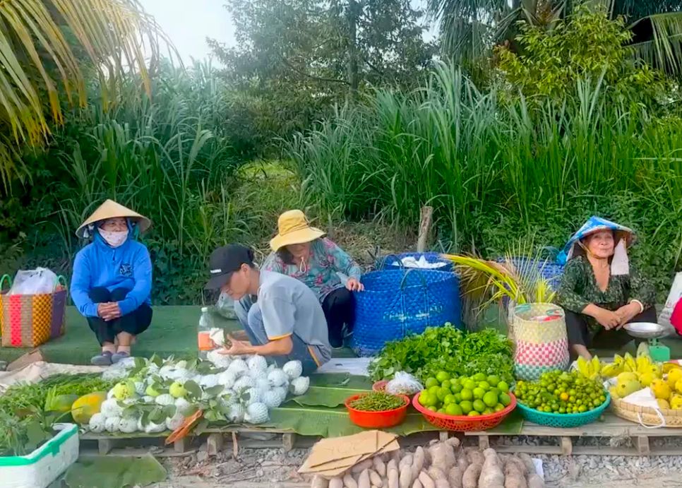 Nông sản Mỹ Ngãi bày bán tại Chợ phiên Xóm Rẫy Nông sản Mỹ Ngãi bày bán tại Chợ phiên Xóm Rẫy
