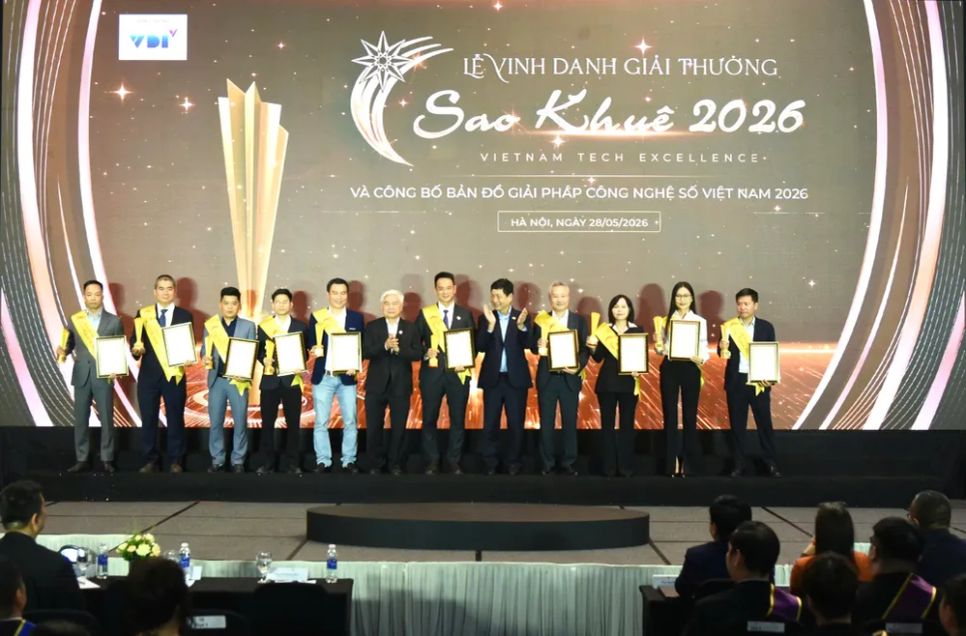 Trao danh hiệu top 10 Sao Khuê 2026 tại buổi lễ. Ảnh: S.H