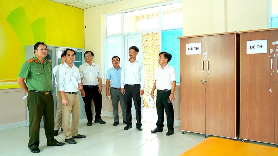 Cán bộ UBND xã Ngãi Giao (TPHCM) kiểm tra điểm thi Trường THPT Nguyễn Du. Ảnh: KHÁNH CHI Cán bộ UBND xã Ngãi Giao (TPHCM) kiểm tra điểm thi Trường THPT Nguyễn Du. Ảnh: KHÁNH CHI