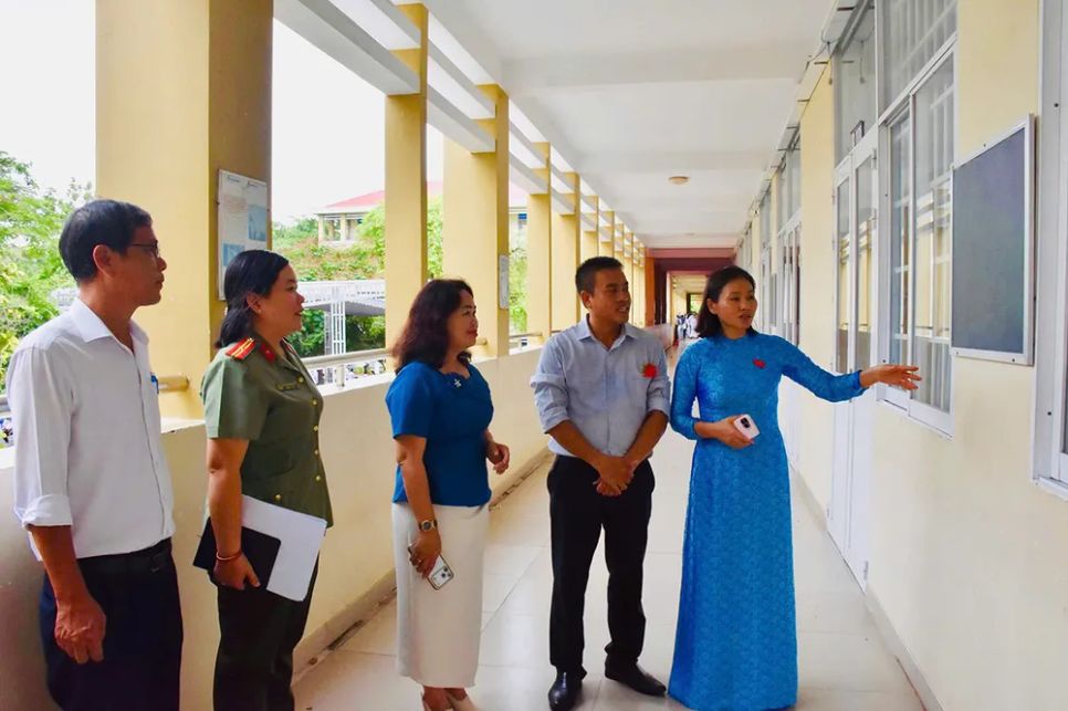 Đoàn công tác của UBND phường Tam Thắng (TPHCM) kiểm tra công tác chuẩn bị cho kỳ thi tuyển sinh lớp 10 tại điểm thi Trường THPT Trần Nguyên Hãn Đoàn công tác của UBND phường Tam Thắng (TPHCM) kiểm tra công tác chuẩn bị cho kỳ thi tuyển sinh lớp 10 tại điểm thi Trường THPT Trần Nguyên Hãn
