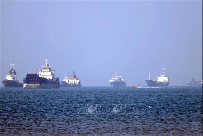 Tàu thuyền ở eo biển Hormuz, gần thành phố cảng Bandar Abbas, Iran. Ảnh: The Guardian/TTXVN Tàu thuyền ở eo biển Hormuz, gần thành phố cảng Bandar Abbas, Iran. Ảnh: The Guardian/TTXVN