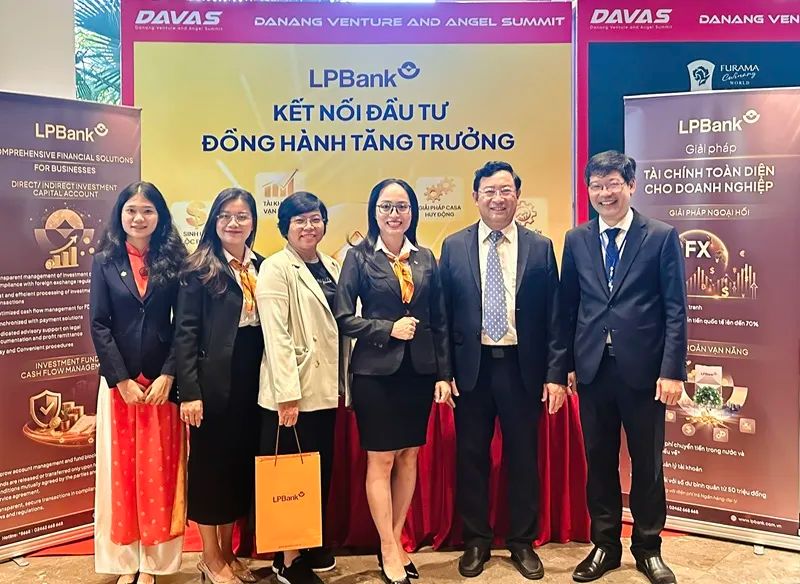 Lãnh đạo Sở Khoa học và Công nghệ thành phố Đà Nẵng tham quan gian hàng của LPBank tại sự kiện Lãnh đạo Sở Khoa học và Công nghệ thành phố Đà Nẵng tham quan gian hàng của LPBank tại sự kiện