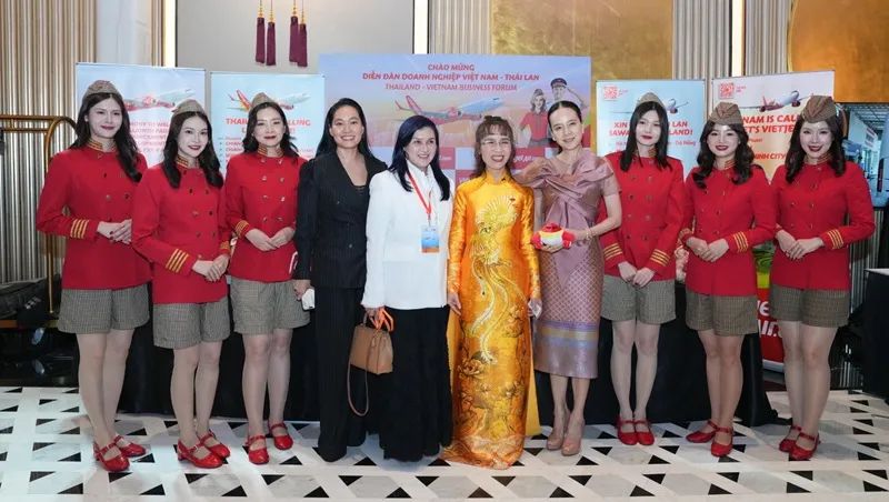 Madam Pang và TS. Nguyễn Thị Phương Thảo sẽ cùng nhau thúc đẩy các hoạt động thể thao, văn hoá và phát triển cộng đồng Madam Pang và TS. Nguyễn Thị Phương Thảo sẽ cùng nhau thúc đẩy các hoạt động thể thao, văn hoá và phát triển cộng đồng