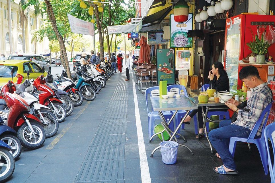 Vỉa hè TP.HCM không chỉ là lối đi bộ