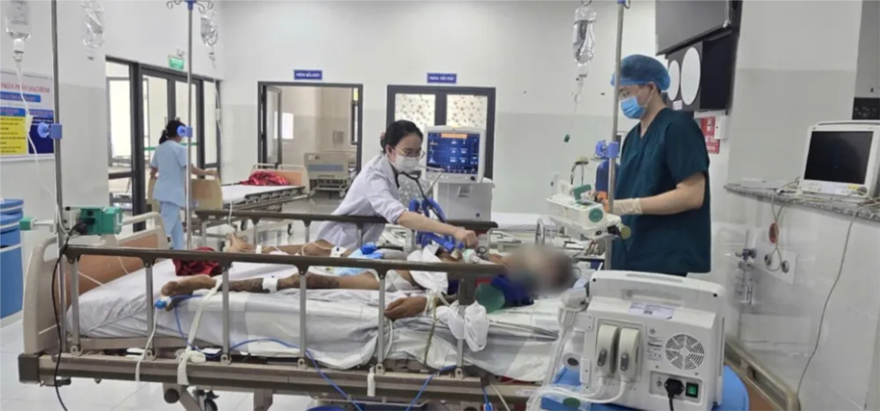 Các bác sĩ luân phiên công tác tại Côn Đảo cấp cứu cho người bệnh