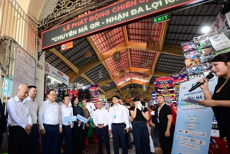 Bà Nguyễn Phương Huyền, Thành viên BĐH Sacombank (thứ 5 từ trái sang) tham gia Lễ phát động chiến dịch “Chuyển mã QR - Nhận đa lợi ích” ngay sau Họp báo khởi đông Ngày Tài chính số 2026 Bà Nguyễn Phương Huyền, Thành viên BĐH Sacombank (thứ 5 từ trái sang) tham gia Lễ phát động chiến dịch “Chuyển mã QR - Nhận đa lợi ích” ngay sau Họp báo khởi đông Ngày Tài chính số 2026