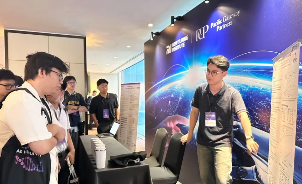 Khách tham quan các giải pháp công nghệ ứng dụng AI