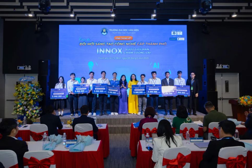 Ban Tổ chức trao giải Khuyến khích cho các đội thi tại Vòng Chung kết cuộc thi