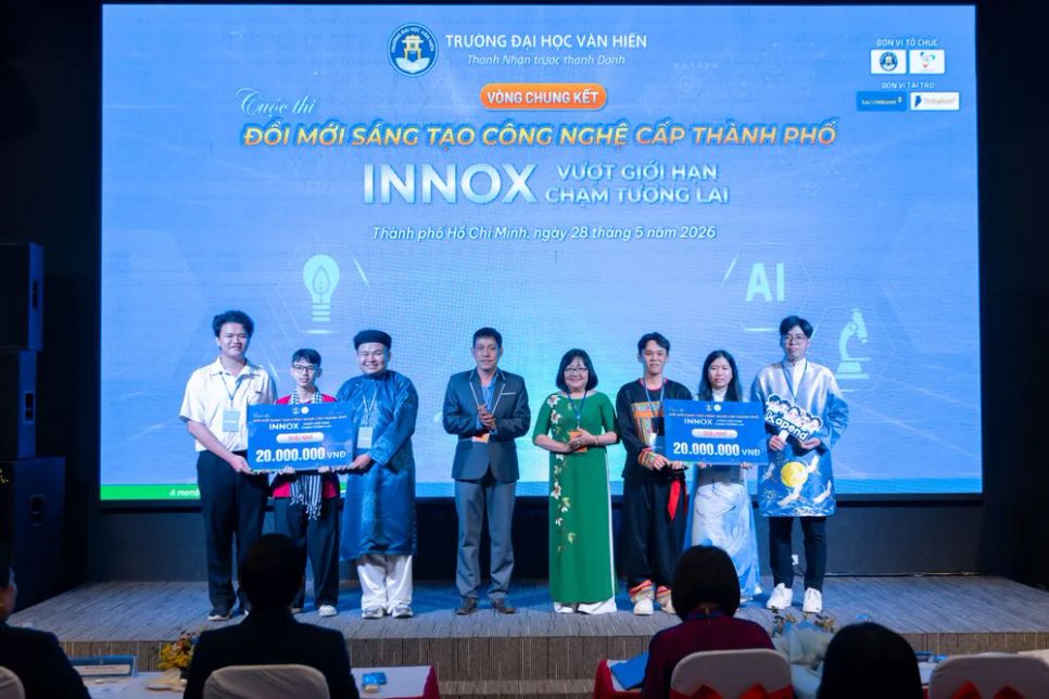 Đề tài: “AI Fashion Studio – Hệ thống tạo nội dung quảng bá thời trang tự động bằng trí tuệ nhân tạo” và Đề tài: “VieGrand AI Plus – Hệ thống hỗ trợ chăm sóc, chẩn đoán sớm bệnh lý vận động & cảnh báo té ngã, đột quỵ cho người cao tuổi” đạt Giải Nhì tại cuộc thi