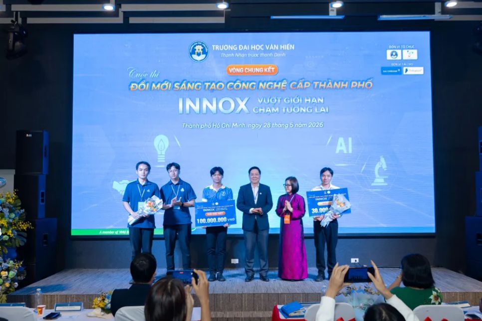 Đề tài: “BrailleConnect AI: Nghiên cứu và phát triển hệ thống nhận dạng chữ Braille từ hình ảnh chữ nổi tiếng Việt, chuyển đổi sang văn bản và giọng nói dành cho người Mù Điếc/Khiếm thị” đạt Giải Đặc biệt; Đề tài “BioAquaHerb: Ứng dụng thảo dược sinh học giải pháp thay thế kháng sinh trong nuôi cá cảnh bền vững” đạt Giải Nhất tại cuộc thi