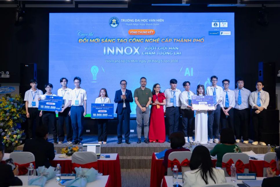 Đề tài: “Xây dựng nền tảng học ngoại ngữ PRE-A1 dựa trên phương pháp bù đắp giác quan và công nghệ hỗ trợ Braille”; Đề tài: “Thấu kính dùng cho đèn LED có khả năng điều chỉnh tự do góc chiếu sáng” và Đề tài: “Thanh âm - Hệ thống AI hỗ trợ giao tiếp cho người yếu thế” đạt Giải Ba tại cuộc thi