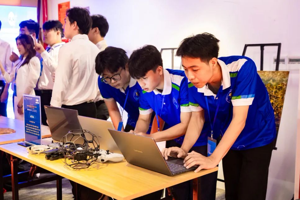 Gian trưng bày sản phẩm của sinh viên Trường Đại học Văn Hiến với đề tài “FloodEye AI” – ứng dụng trí tuệ nhân tạo trên flycam nhằm nhận diện cử chỉ người gặp nạn trong lũ lụt, hỗ trợ công tác cứu hộ khẩn cấp tại Vòng Chung kết “INNOX 2026”