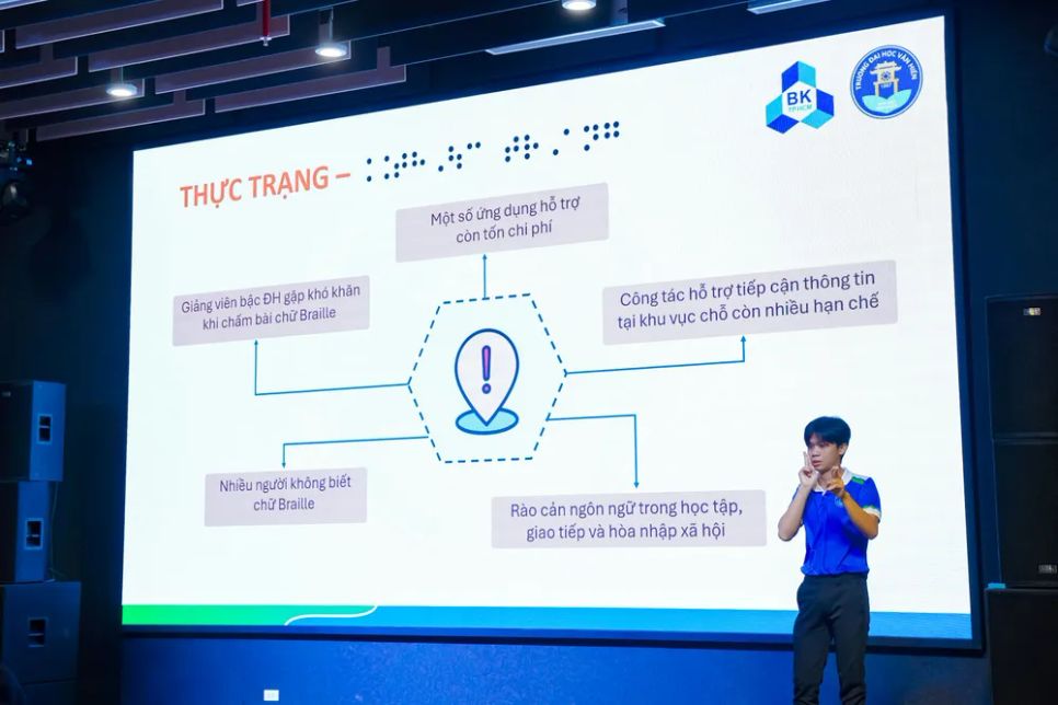Sinh viên Trần Minh Tường, Trường Đại học Văn Hiến trình bày đề tài “BrailleConnect AI: Nghiên cứu và phát triển hệ thống nhận dạng chữ Braille từ hình ảnh chữ nổi tiếng Việt, chuyển đổi sang văn bản và giọng nói dành cho người Mù Điếc/Khiếm thị” bằng ngôn ngữ ký hiệu