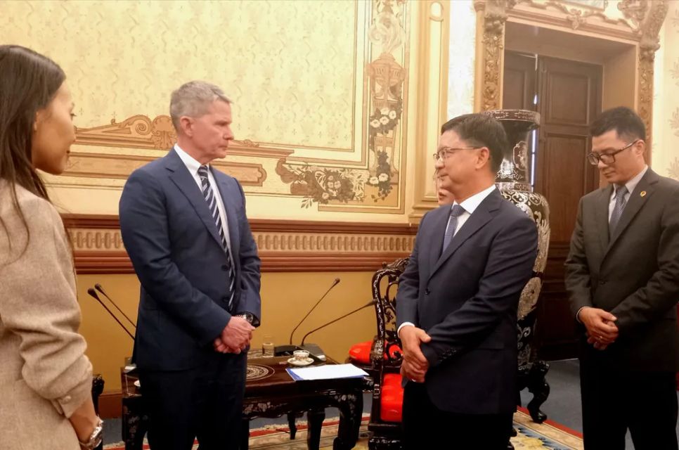 Phó Chủ tịch UBND TPHCM Nguyễn Mạnh Cường trao đổi với Phó Chủ tịch điều hành cấp cao kênh truyền hình CNN quốc tế Phil Nelson. Ảnh: MINH CHÂU