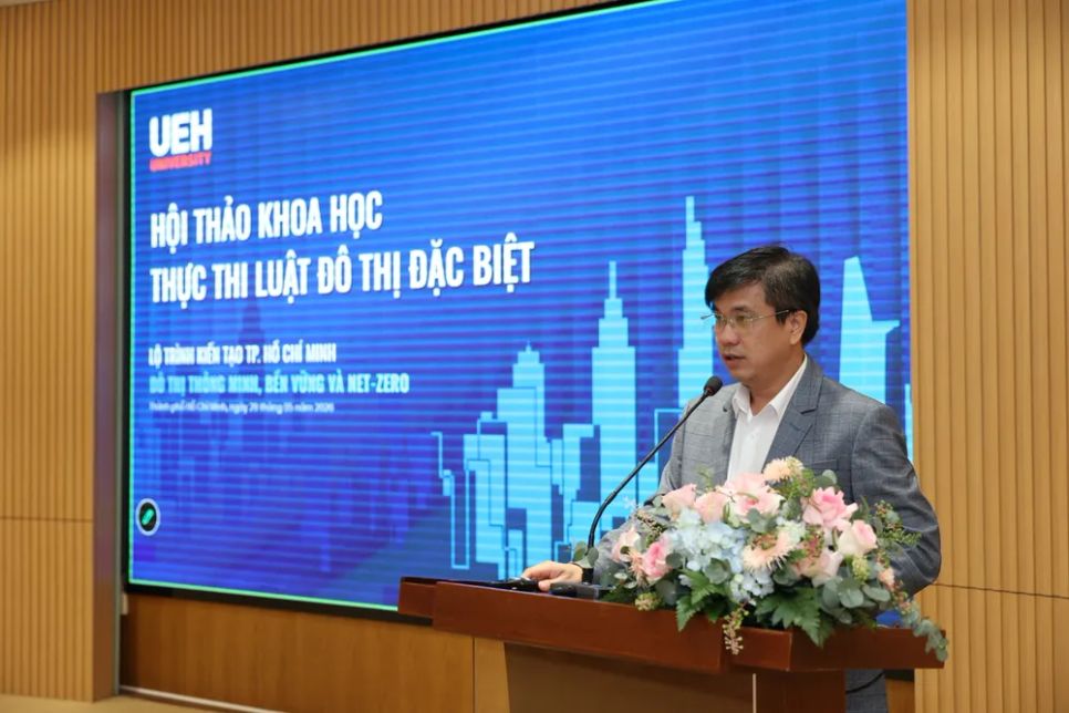 PGS-TS Bùi Quang Hùng, Giám đốc UEH phát biểu tại hội thảo PGS-TS Bùi Quang Hùng, Giám đốc UEH phát biểu tại hội thảo