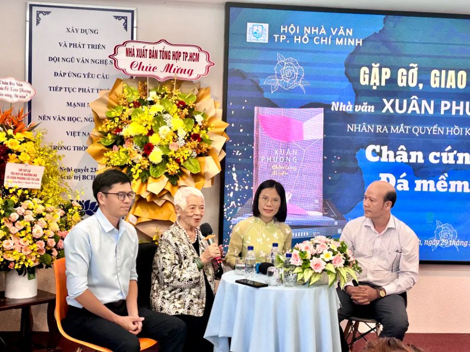 Các khách mời tại chương trình: Phó Giám đốc - Phó Tổng Biên tập NXB Tổng hợp TPHCM Trần Đình Ba, đạo diễn Xuân Phượng, nhà văn Võ Thu Hương và PGS-TS Bùi Thanh Truyền. Ảnh: HỒ SƠN