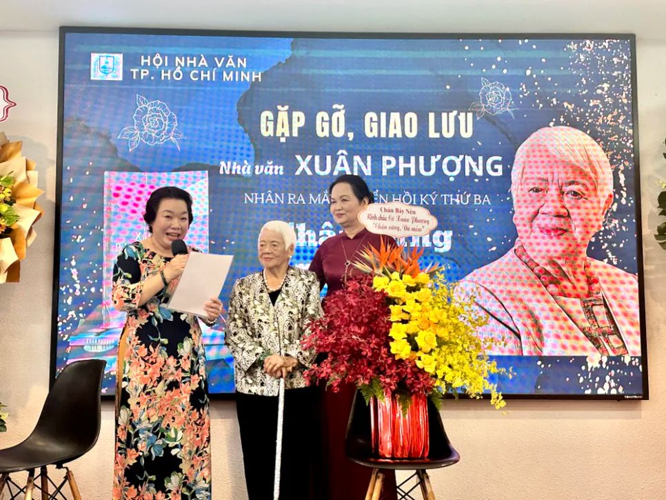 Nguyên Bí thư Thành ủy TPHCM Nguyễn Văn Nên gửi hoa chúc mừng đạo diễn, nhà văn Xuân Phượng