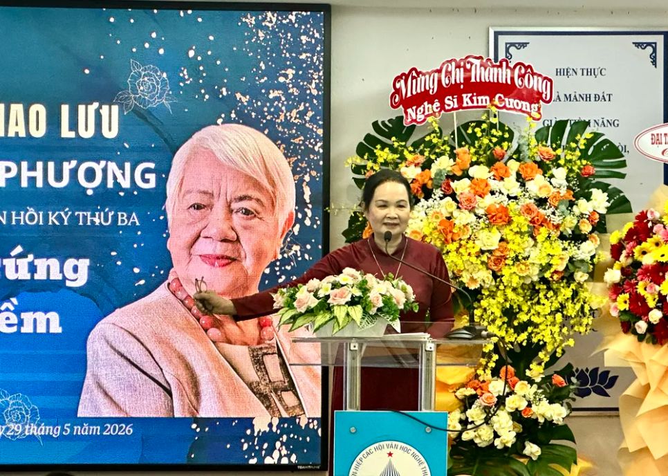 Nhà văn Bích Ngân, Chủ tịch Hội Nhà văn TPHCM, phát biểu. Ảnh: HỒ SƠN